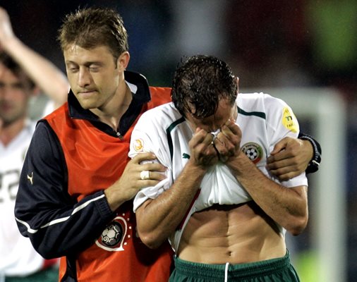 Врадимир Манчев (вляво) успокоява Мартин Петров след загубата от Италия на европейското преди 20 години.