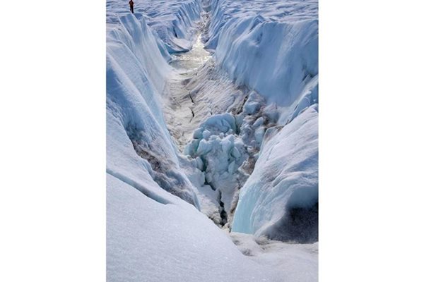 Огромна цепнатина е разрязала ледника Петерман в Гренландия.
СНИМКА: РОЙТЕРС
