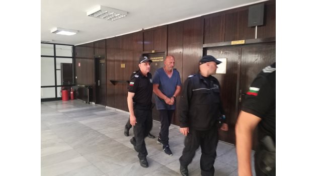 Съдебна охрана води Огнян Атанасов в съда в Благоевград.
