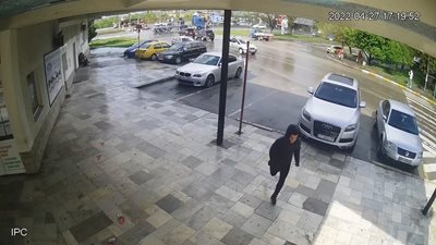 Тази снимка на извършител на престъпление е разпространена от ОД на МВР - Враца