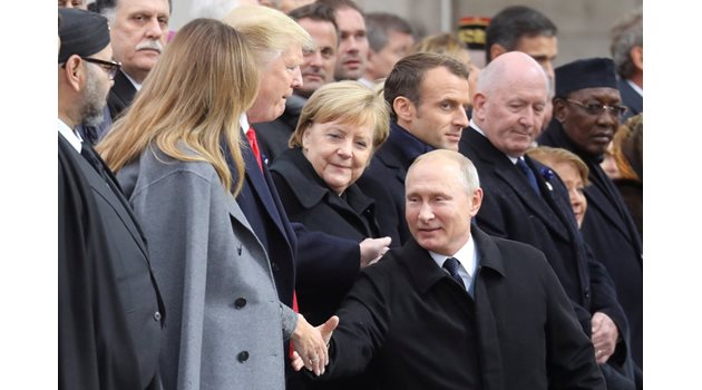 Руският президент Владимир Путин отдели специално внимание на Мелания Тръмп, докато съпругът и? го побутва по рамото.