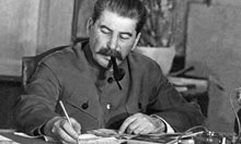 Сталин поднася отровата на Ленин! Поет разкрива пъкления план в кодирано стихотворение