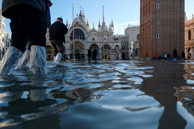 Кметът на Венеция: Градът ни е на колене, наводненията са разрушителни от 50 г. насам (Видео, снимки)