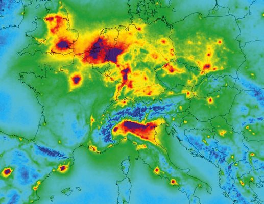 Илюстрация на замърсяването на въздуха над Европа с азотен диоксид, направена въз основа на измервания, събрани от спътника Sentinel-5P между април 2018 г. и март 2019 г.

