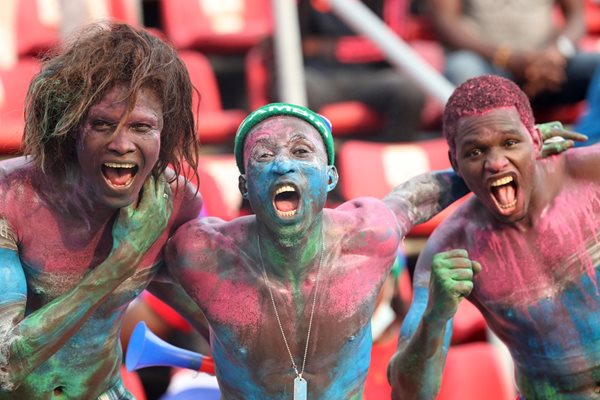 Вещери с боядисана в червено кожа опитват да донесат късмет на Гамбия. Успяват. Отборът им побеждава с 1:0 Мавритания
