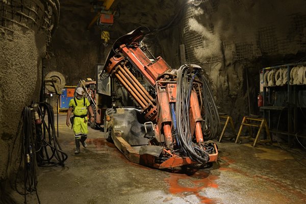 В “Челопеч” на 600 м под земята пробват машини без хора да товарят медно-златната руда