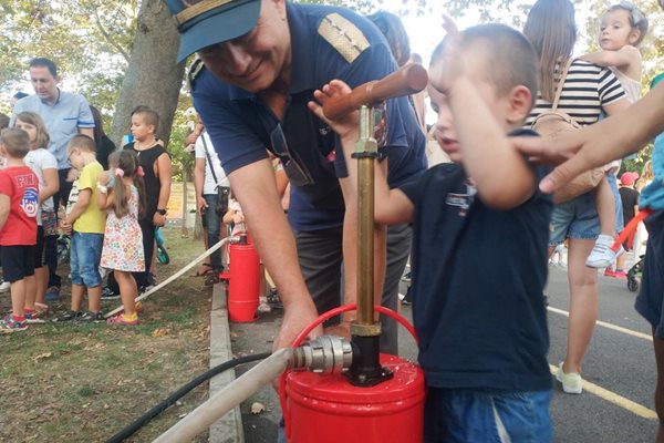 Момченцата бяха най-любопитни и с удоволствие се включиха в дамонстрациите.