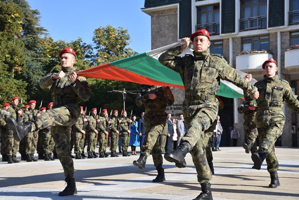Издигане на националния флаг на Р България, а пред паметника на Македоно-одринското опълчение в Благоевград.