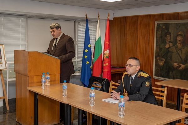Главният секретар на МВР Петър Тодоров (вляво) представи Джартов пред пожарникарите