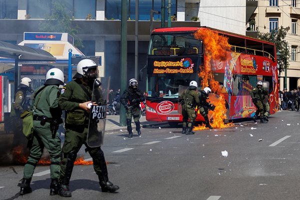 Бензинова бомба избухва до полицията по време на протестите в столицата.