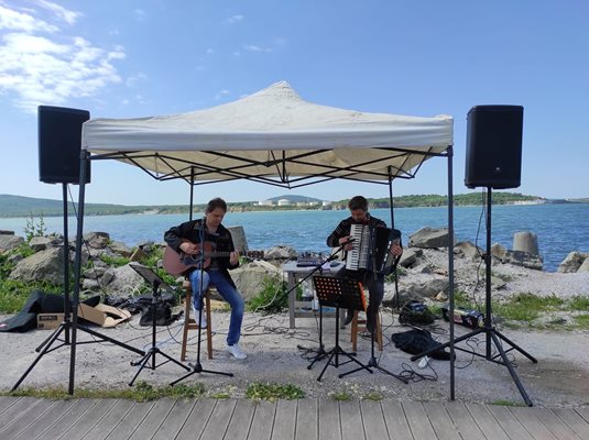 Първите туристи на острова бяха посрещнати с любими песни на Бийтълс.