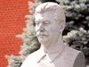 Неизвестен обезглавил с чук бюст на Сталин в парк край Москва