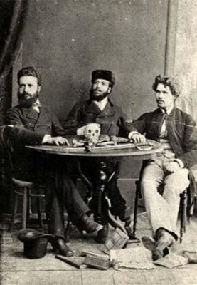 Христо Ботев, Никола Славков и Иван Драсов позират пред череп и кости