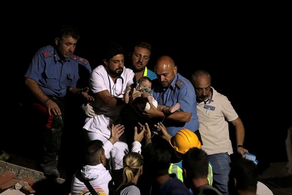 Спасители вадят живо бебе под развалините след труса в Италия. СНИМКИ: РОЙТЕРС