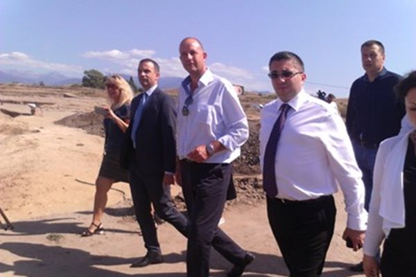 Министърът на регионалното развитие Николай Нанков заедно със шефа на АПИ инж. Дончо Атанасов инспектираха строителството на 24-те километра на лот 3.3 на автомагистрала Струма Снимка: Авторката