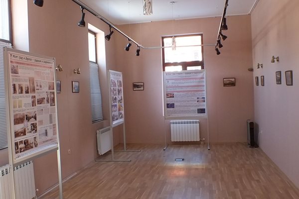 Залата в посетителския център на Белово, където е подредена фотоизложбата.