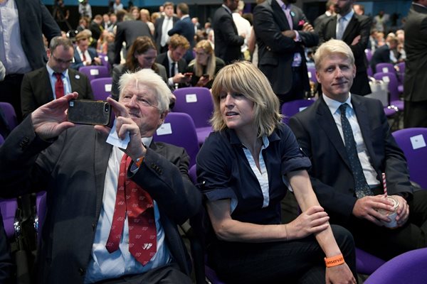 79-годишният бивш евродепутат Стенли Джонсън снима  представянето на най-големия си син Борис като лидер на Консервативната партия. До него са дъщеря му Рейчъл и най-малкият син Джо.   СНИМКИ: РОЙТЕРС