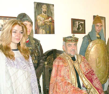 Мариус Донкин с костюма от култовата си роля на цар Симеон в сериала "Златният век"