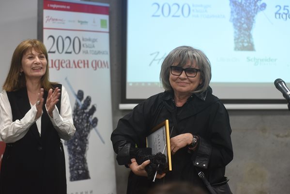 Арх. Радина Гешева (вдясно) получи награда за цялостен принос в развитието на интерорния дизайн в България
