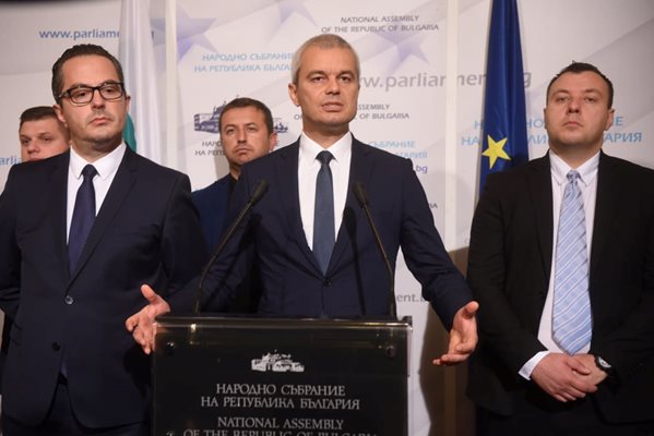 Лидерът на "Възраждане" Костадин Костадинов заедно с депутати от партията.