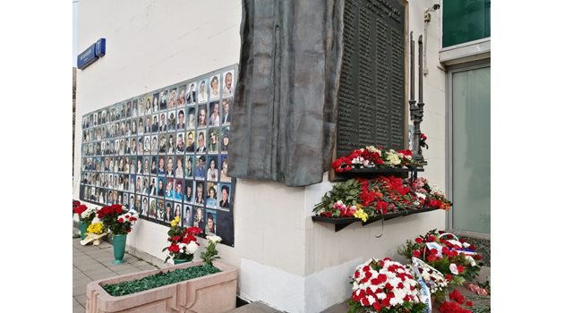 На всяка годишнина от смъртта на загиналите, близките им поставят цветя пред театъра.