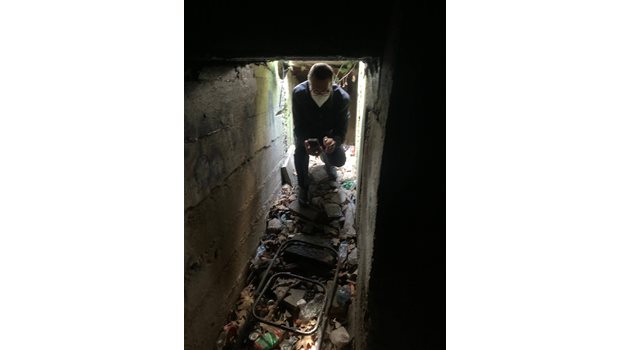 Кметът на район "Средец" Трайчо Трайков влиза в подземието.