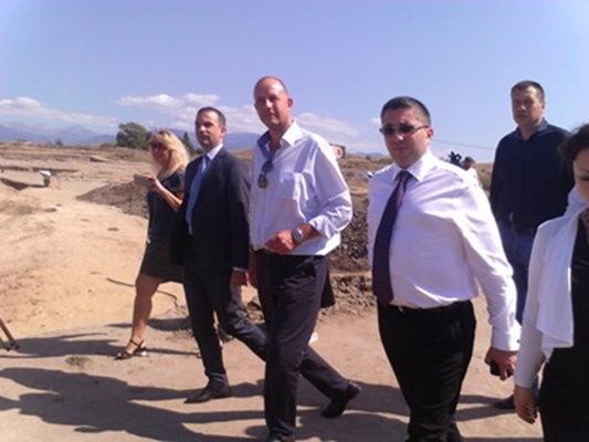 Министърът на регионалното развитие Николай Нанков заедно със шефа на АПИ инж. Дончо Атанасов инспектираха строителството на 24-те километра на лот 3.3 на автомагистрала Струма Снимка: Авторката