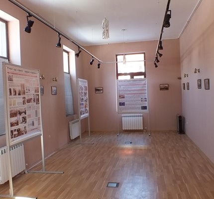 Залата в посетителския център на Белово, където е подредена фотоизложбата.