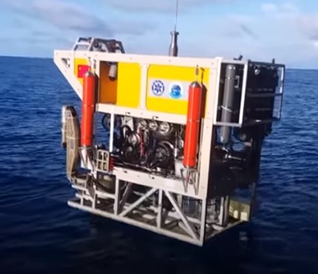 При първото си спускане роботът е престоял под водата три часа КАДЪР: youtube