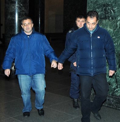 Никола Молчан (вляво) и шофьорът Боян Божинов прекарват само няколко дни в килията в началото на 2009 г., след което са пуснати