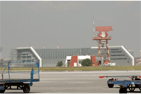 Софийският аеропорт е един от малкото с шумозащитна стена. 
СНИМКИ: ПАРСЕХ ШУБАРАЛЯН