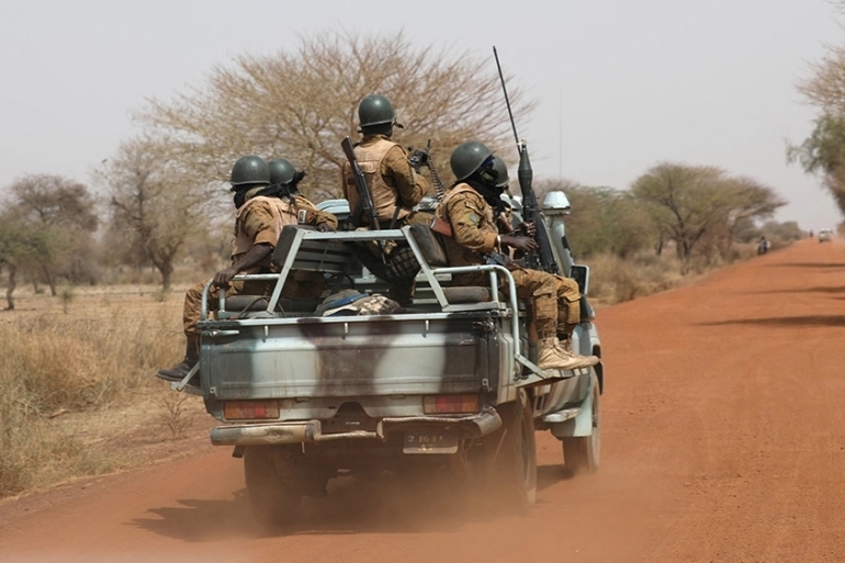15 войници загинаха след поредица от взривове на мини в Буркина Фасо