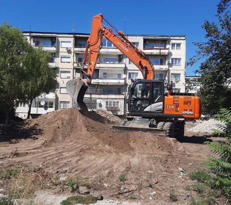 Временното депо на ул. "Балкан" в Пловдив, от което се вдига прах.