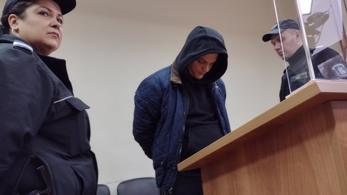 Обвиненият в изнудване Алекси Д. в бургаския районен съд. Снимка: 24 часа