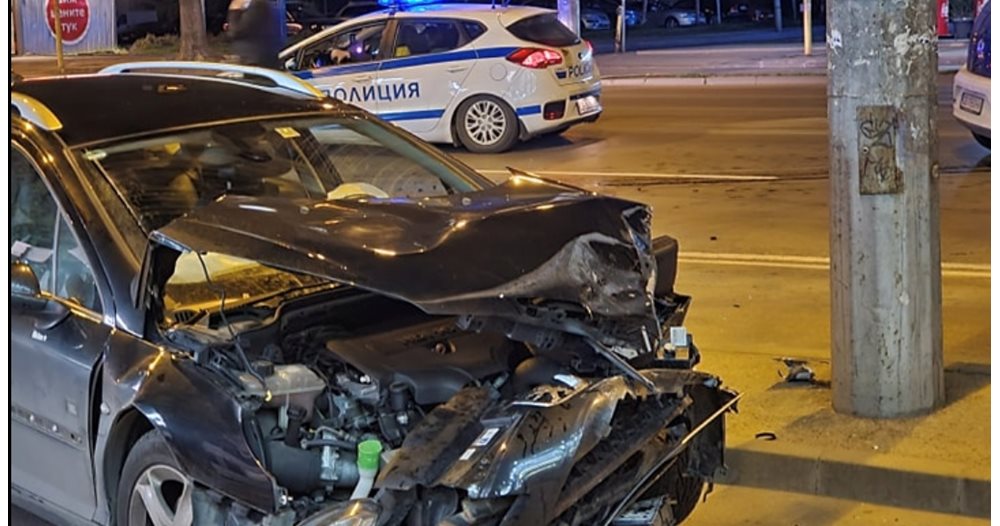 Serious Crash on Slivnitsa Boulevard: Volkswagen and Peugeot Collide at High Speed