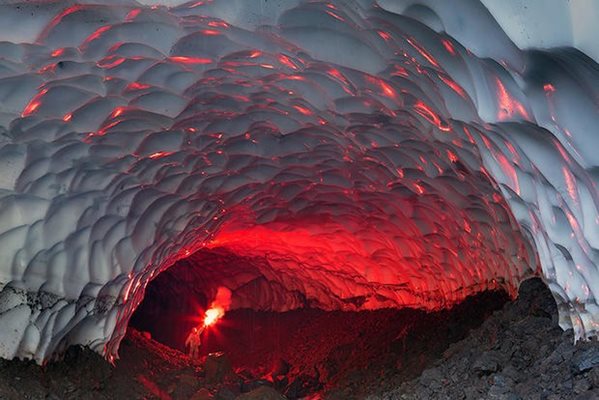 Ледена пещера до вулкана Мутовски в Русия.