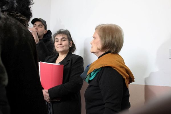Съдия Диана Стателова (с червената папка) Снимки Любомир Илков