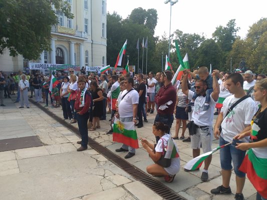 Близо 500 души се събраха на централния площад в Пловдив