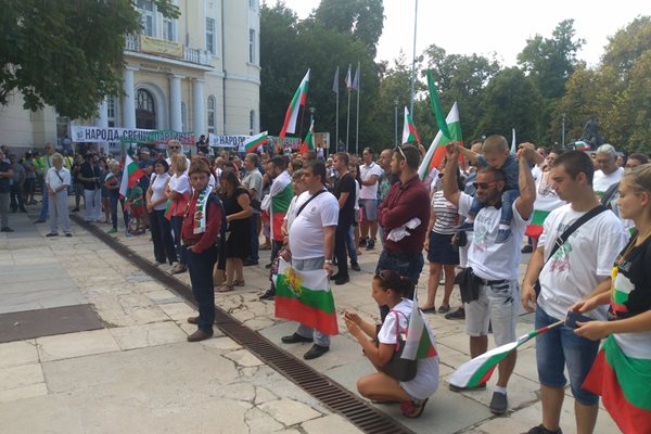 Близо 500 души се събраха на централния площад в Пловдив
