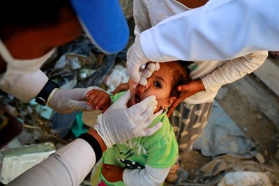 Момиче получава ваксина срещу полиомиелит по време на имунизационна кампания в Сана, Йемен. СНИМКА: РОЙТЕРС