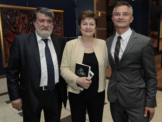 Министър Рашидов, Кристалина Георгиева и писателят Захари Карабашлиев (вдясно) в Брюксел