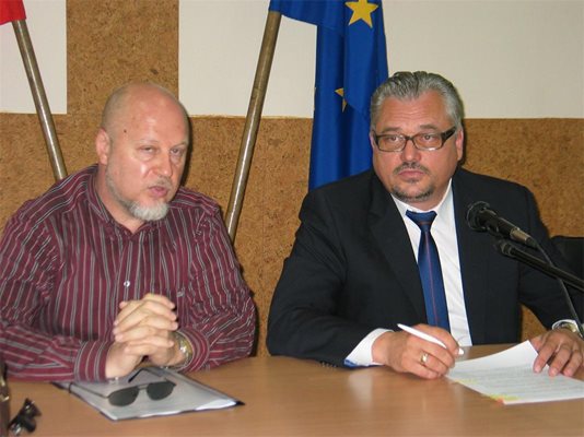 Директорът на РЗОК - Видин, д-р Владимир Вълчев (вляво) представи анкетно проучване защо видинчани ходят в болници в други области.
Снимка: Ваня Ставрева