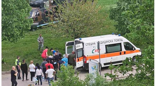 Военен хеликоптер кацна на площадка в района на врачанската болница и транспортира пострадалото дете към столицата.