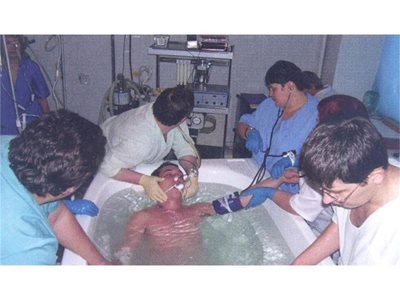 Екипът следи състоянието на пациент по време на процедурата. 
