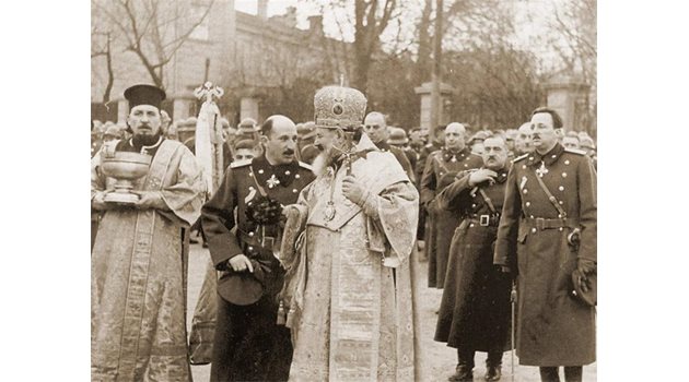 ПАРАД: Цар Борис III и екзарх Стефан на гергьовденска литургия.