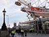Туристи висят с часове в Окото в Лондон след атаката