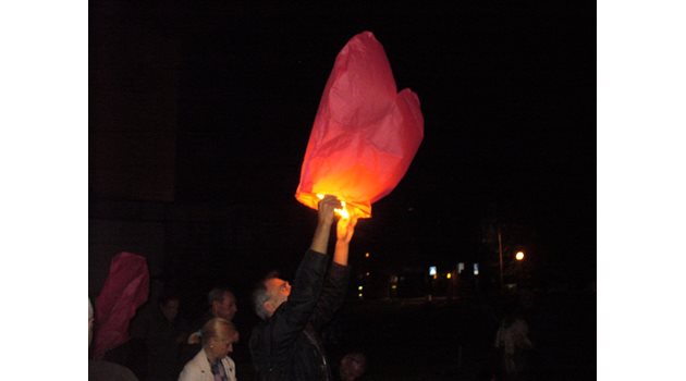 В памет на д-р Евгений Желев десетки пламтящи китайски фенери полетяха тази вечер в нощното небе на Стара Загора.