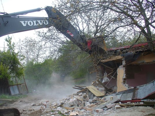 Акцията по събарянето на незаконните постройки в Стара Загора започна днес сутринта към 9,30 часа.