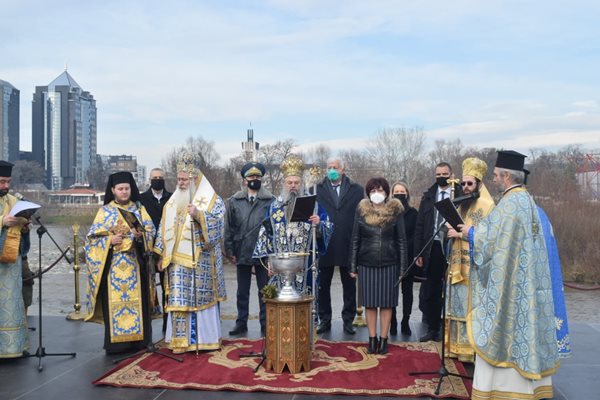 Председателят на парламента Цвета Караянчева присъства на Богоявленския водосвет на река Марица в Пловдив