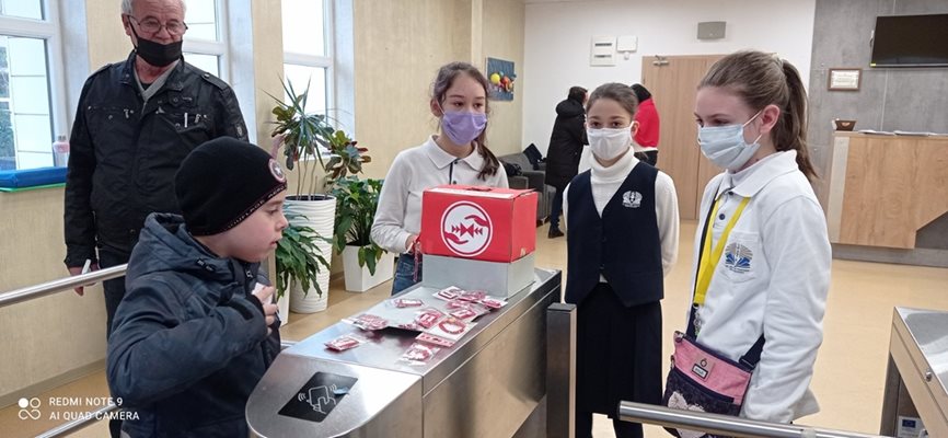 Ученици от Бургас направиха 300 мартеници, даряват парите на сирачета (Снимки)